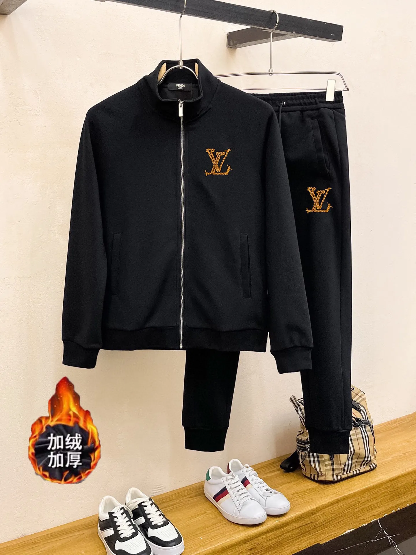 🅿️460 brand [LV Louis Vuitton] (velvet and thickened) 2025 autumn and winter new products, celebrities’ favorite fashion-flavored casual suits, clean and neat tailoring, full of urban style. Made of high-quality customized fabrics, the inner warmth is excellent, the hand feels soft and dry, and the upper body effect is crisp and stylish. The three-dimensional cutting process and the pattern are all of high standards, and the silhouette version has the right benefits! It is not tight at all, and you feel good when you wear it. So many top-quality raw materials create high-end products with unparalleled value. It is the first choice for high-end fashion people. (Size: M-4XL can wear up to 200 pounds)